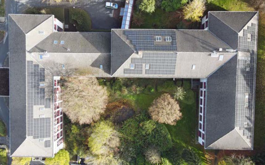 Dach des Rathauses der Stadt Wülfrath mit PV-Anlage